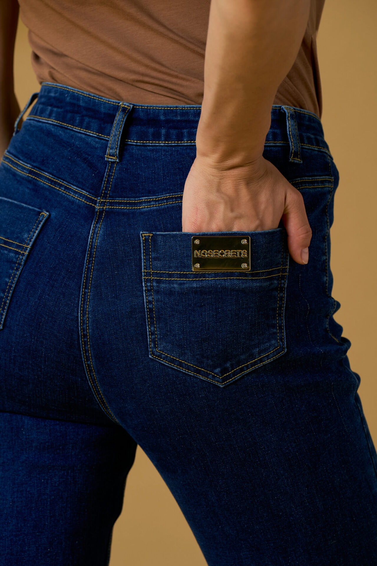 261NS000_2-1333×2000